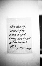 Un post-it con scritto a mano 'Keep dancing. Keep singing. Have a good drink and do not get too serious! Ok? - Jonas [Mekas]'