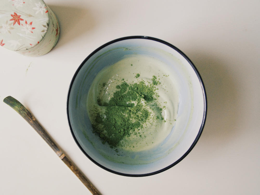 Una scodella di gelato al tè verde in polvere Matcha. Foto di Jurga Po Alessi