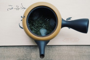 Kooridashi, la tecnica giaponese dell'infusione con il ghiaccio permette di estrarre il sapore del tè lentamente, mentre i cubetti di ghiaccio si sciolgono.