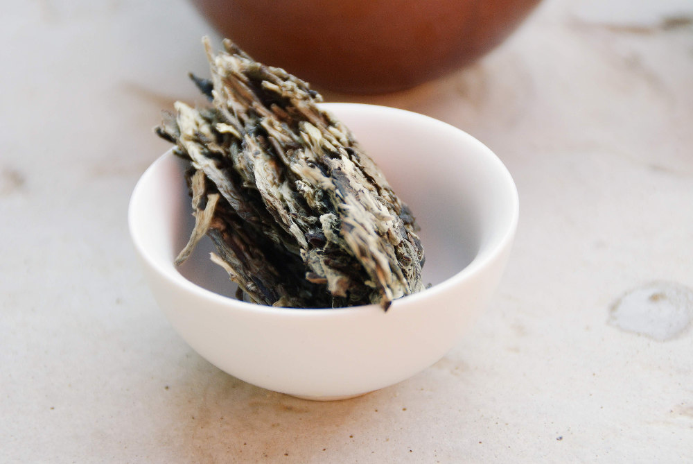 Yue Guang Bai, o Chiaro di luna è un tè bianco pressato a panetto.